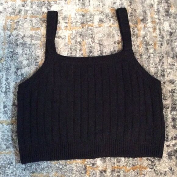 BUNDLE OF 4 SUPER CUTE, SIZE MEDIUM CROP TOPS! - Picture 5 of 7